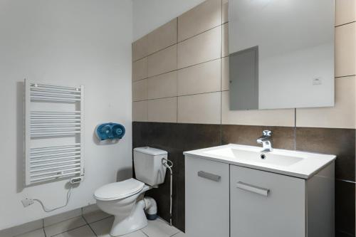 蒂雷纳Kamea Club La Gironie的浴室配有白色卫生间和盥洗盆。