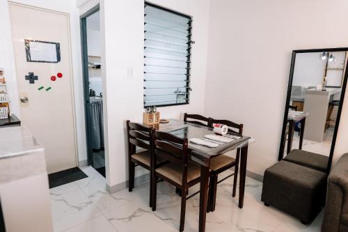 PandiHideout Airbnb的一间带桌子和椅子的用餐室