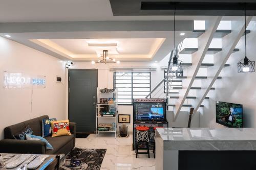 PandiHideout Airbnb的带沙发和电视的客厅