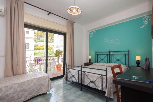 圣阿莱西奥·希库洛唐娜·罗萨酒店的一间卧室设有两张床和大窗户