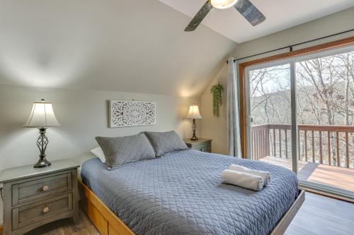 布什基尔Bushkill Vacation Rental with Community Amenities!的一间卧室设有一张床和一个大窗户