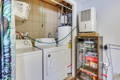 布什基尔Bushkill Vacation Rental with Community Amenities!的洗衣房配有洗衣机和烘干机