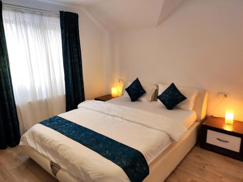 锡盖图马尔马切伊Regal Guest House的卧室配有一张带两个枕头的大白色床
