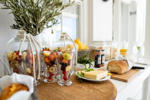 普利登堡湾南十字海滨别墅酒店的装满水果和奶酪的花瓶桌子
