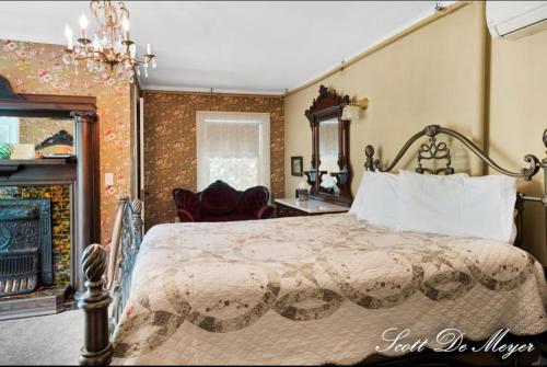 芒特普莱森特The Ginkgo Tree的一间卧室设有一张大床和一个壁炉