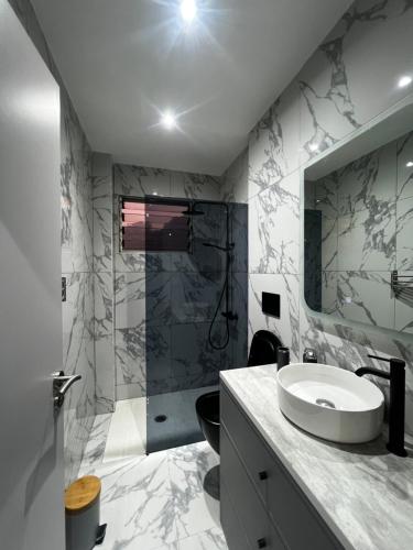 卡宴Chambre ITAYA的白色的浴室设有水槽和淋浴。