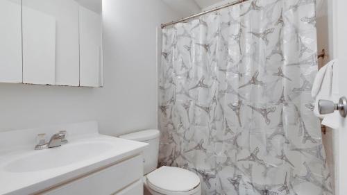 哈里斯堡Corporate 1br Suite, Pool, Free Parking, Gym Pp的白色的浴室设有卫生间和淋浴帘