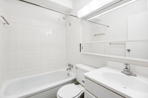 哈里斯堡Beautiful Professional 1br Apartment, Pool Pp的白色的浴室设有水槽、浴缸和卫生间。