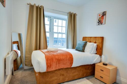 UphollandOrrell Stay Two-Bedroom with free Parking的一间卧室设有一张大床和一个窗户。
