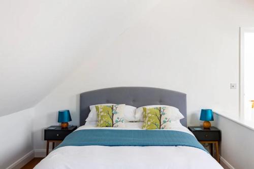 阿什福德The Bamboo Lodge - B&B / self-catered apartment的一间卧室配有一张带蓝色灯的大床