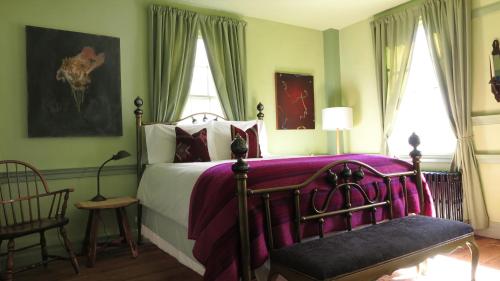 米斯蒂克Eileen of Mystic的一间卧室配有一张床、一把椅子和窗户。