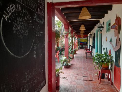莱瓦镇Beija Flor Hostel的墙上挂着黑板的餐厅走廊