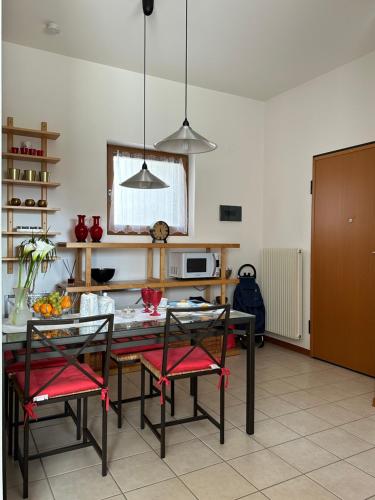 威尼斯Appartement GIUDECCA的厨房配有桌椅和微波炉。