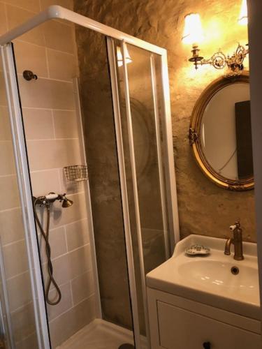 Manoir de Pimelles-Bourgogne-Chablis-2h15 Paris的带淋浴、盥洗盆和镜子的浴室