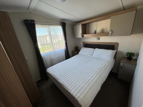 滨海凯斯特Ranworth - Haven Holiday Park的一间小卧室,配有床和窗户