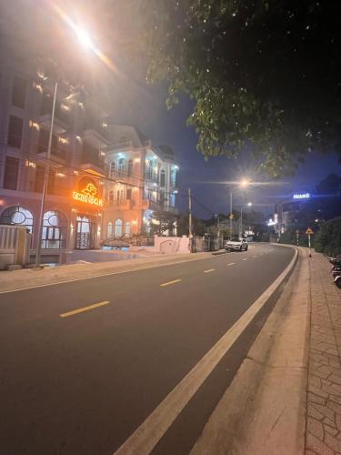 阿普春安Căn hộ tại Đà Lạt的一条空荡荡荡的城市街道,晚上有街灯