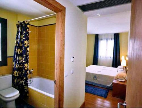 穆鲁埃塔伊百古内酒店的带浴缸、床和卫生间的浴室