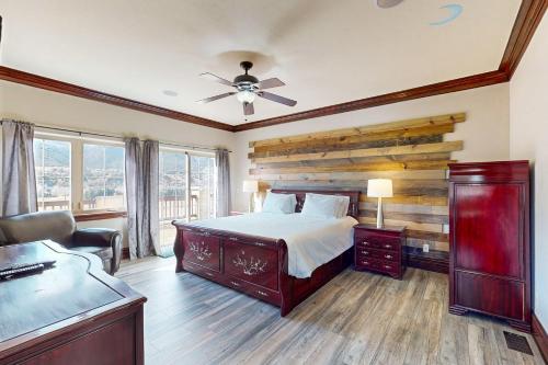 伊格尔Black Bear Lodge的一间卧室配有一张床和吊扇