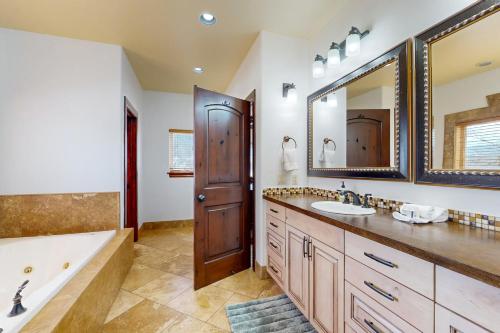 伊格尔Black Bear Lodge的带浴缸和盥洗盆的浴室