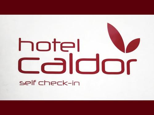 姆申多夫Hotel Caldor - 24h self-check in的酒店大堂的标志,上面有叶子