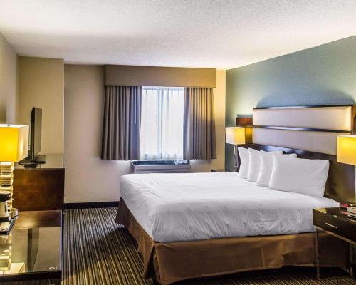 特斯柏罗特斯柏罗美国最佳价值旅馆的一间设有大床和窗户的酒店客房
