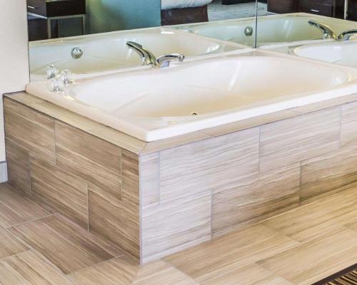 特斯柏罗特斯柏罗美国最佳价值旅馆的带浴缸的浴室,铺有木地板