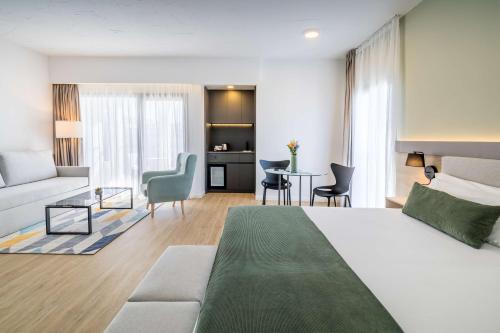马贝拉Occidental Puerto Banús的酒店客房设有床和客厅。