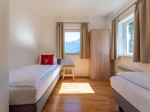 巴德加斯坦Villa Taube XL的小房间设有两张床和窗户