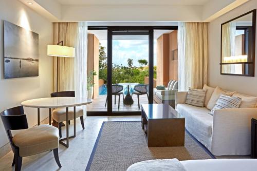RomanuThe Romanos, a Luxury Collection Resort, Costa Navarino的客厅配有沙发和桌子