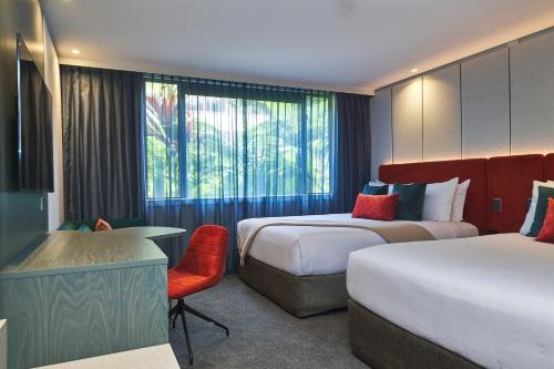 罗托鲁瓦罗托鲁阿千禧国际酒店的酒店客房配有两张床和一张书桌