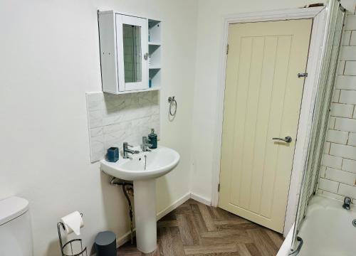 泰恩河畔纽卡斯尔*Newcastle City* Modern 2 Bedroom House的一间带水槽、卫生间和镜子的浴室