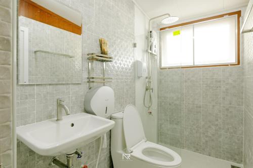 合艾White house 36 Hatyai的浴室配有白色卫生间和盥洗盆。