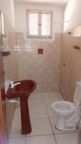 考卡亚Casa Beira Mar - Praia Icaraí - CE的一间带水槽和卫生间的浴室