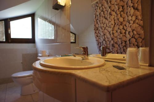 奥尔迪诺拉普朗达酒店的一间带水槽和卫生间的浴室