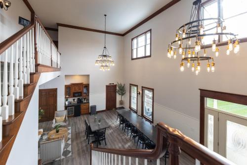 米勒斯堡Hillside Villa Ohio的开放式客厅设有楼梯和吊灯