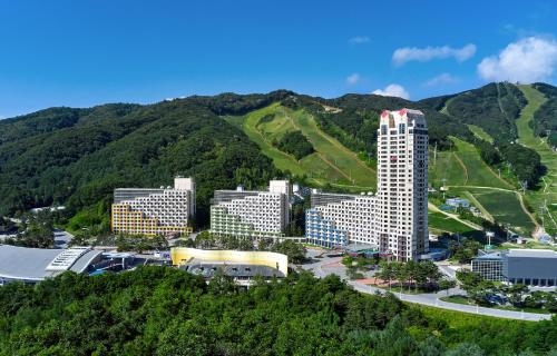 平昌Phoenix Resort Pyeongchang的山前的一组建筑