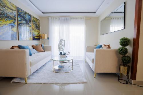 圣弗朗西斯科德马科里斯Luxury Penthouse的客厅配有沙发和桌子