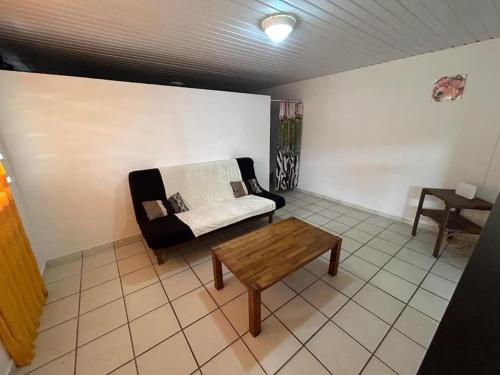MatouryL'escale de Paramana Ouest的带沙发和咖啡桌的客厅