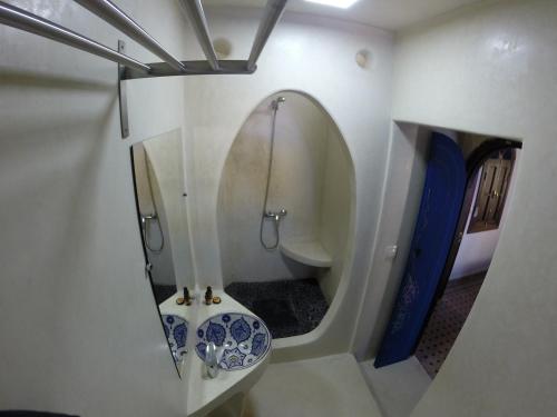 舍夫沙万舍夫沙万兹图那传统庭院住宅的浴室设有镜子、盥洗盆和卫生间