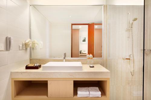 塞米亚克Ramada Encore by Wyndham Bali Seminyak的一间带水槽和淋浴的浴室