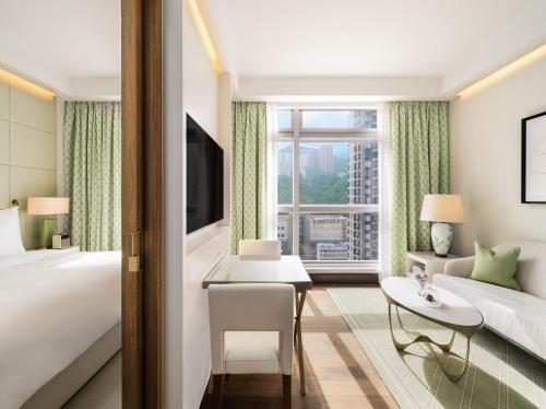 香港香港逸兰铜锣湾酒店的酒店客房设有床和窗户。