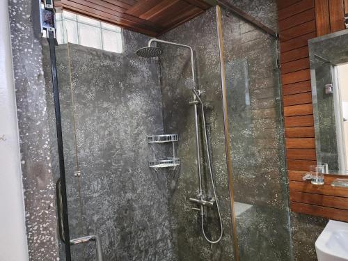 金边CHILCHILL Elite Residences BKK2的浴室里设有玻璃门淋浴