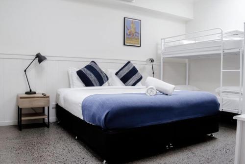 凯恩斯The Village Cairns的一间卧室配有一张大床和一张双层床。