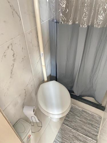 布希奥斯Suite Brava的一间带卫生间和一卷卫生纸的小浴室