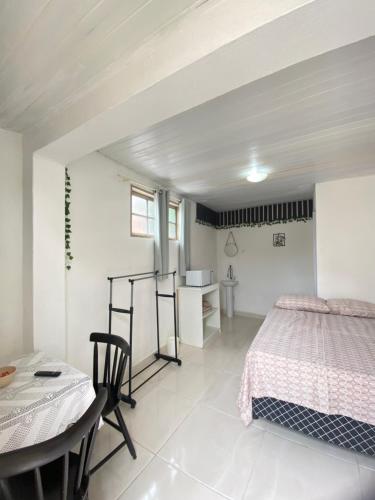 布希奥斯Suite Brava的白色卧室配有床和桌子