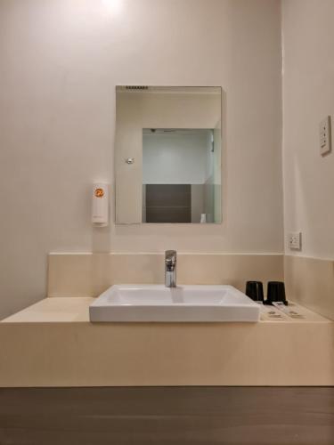 马尼拉Go Hotels Otis - Manila的一间带水槽和镜子的浴室