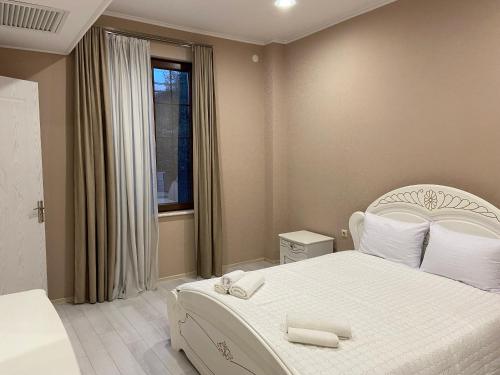 祖格迪迪Astoria Hotel的卧室配有白色的床和窗户。