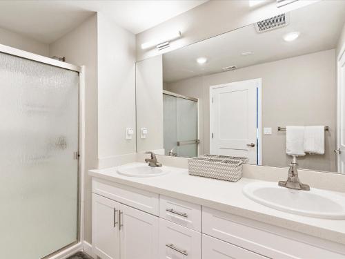 斯帕克斯Exquisite Lakefront Condo的白色的浴室设有2个盥洗盆和淋浴。