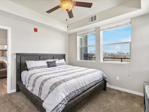 斯帕克斯Exquisite Lakefront Condo的一间卧室配有一张床和吊扇