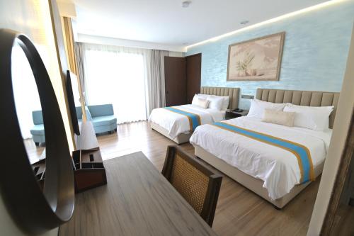OraniMagarra Hotel的酒店客房设有两张床和电视。